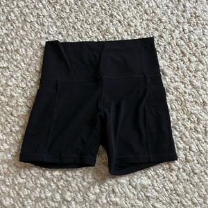 Athleta Salutation Stash 5” Shorts